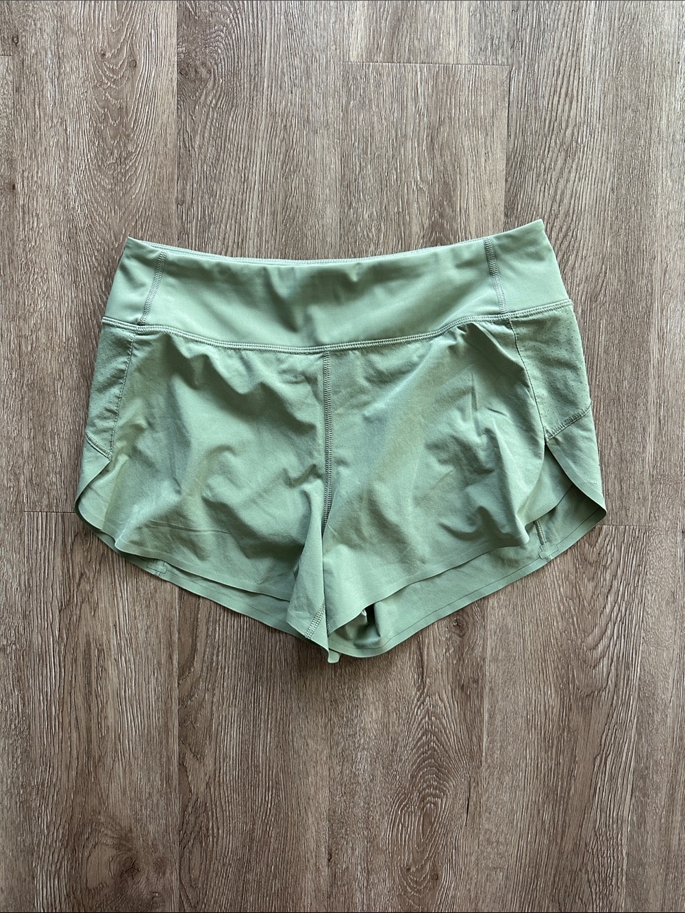Athleta Run With It 3.5"‎ Shorts Light Sage Green Small Activewear